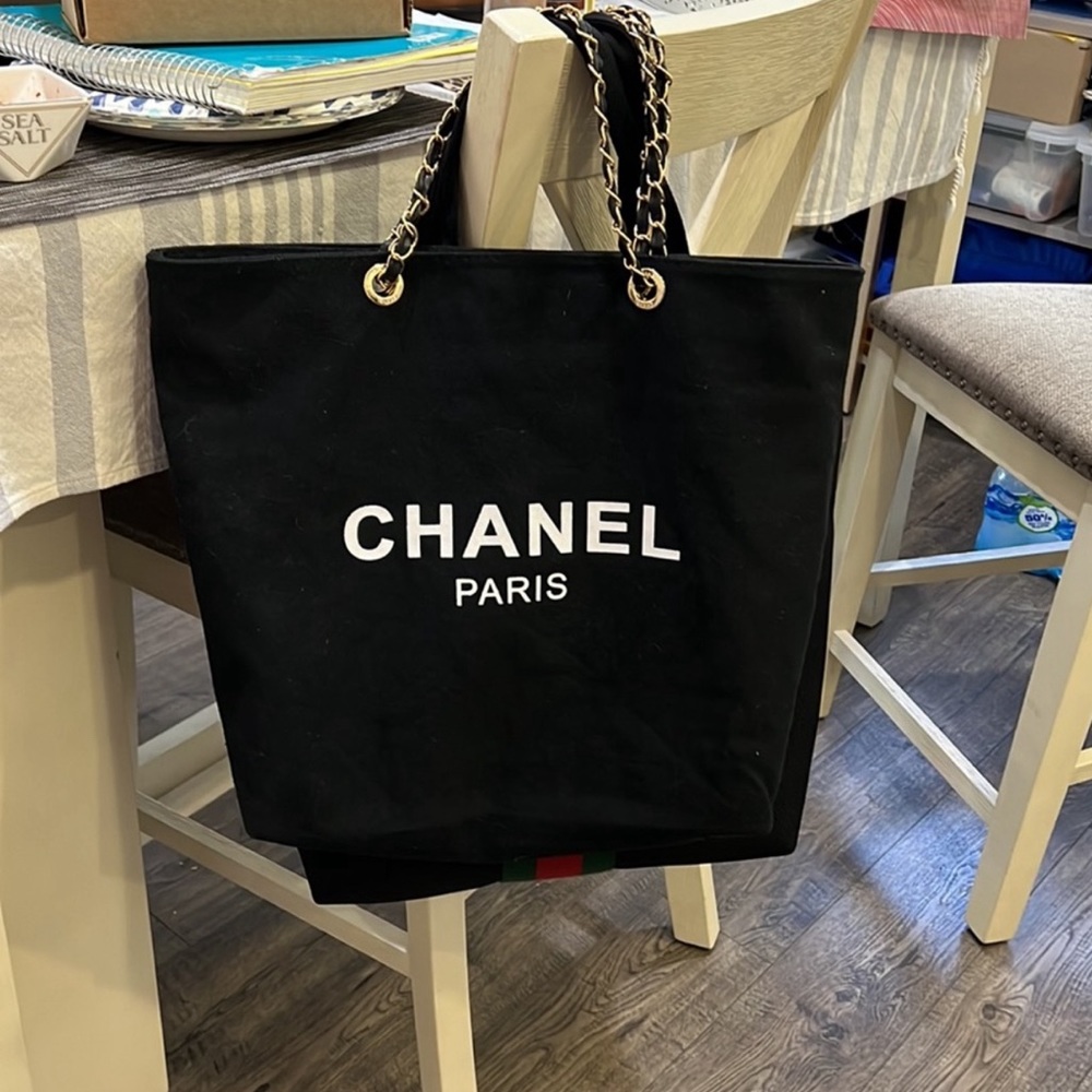 Gorgeous Chanel Tote. Received a gift. New. - Picture 4 of 5